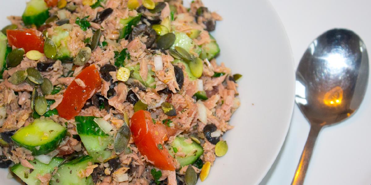 Salade met tonijn en olijven