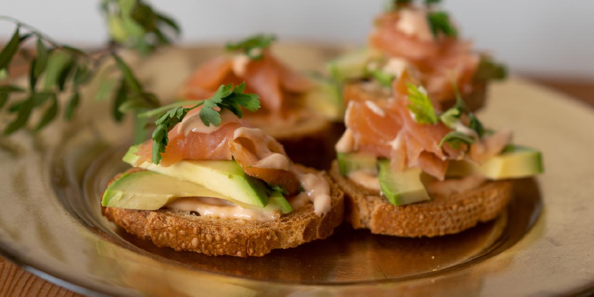 Crostini met chili-mayonaise, avocado en gerookte zalm