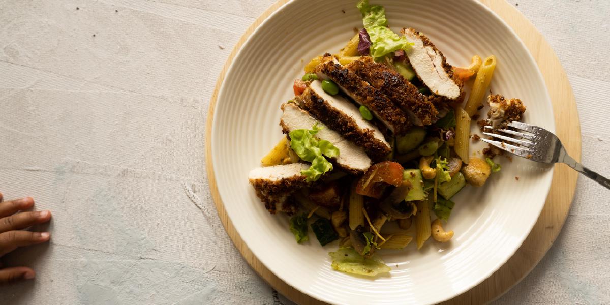 Pastasalade met sojabonen, noten en kipschnitzel