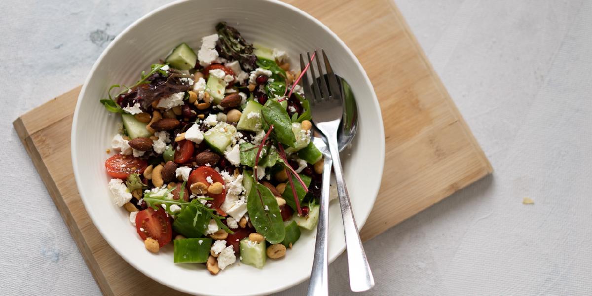 Salade met granaatappel, kikkererwten en feta