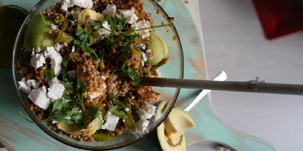 Parelcouscous salade met kipfilet, asperges en avocado